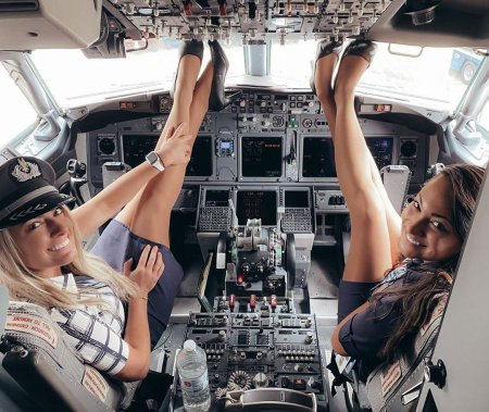 Девушка в кабине самолета