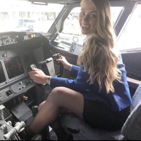 Стюардесса за штурвалом