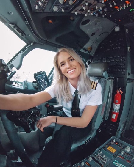 Женщина пилот Нордвинд Диана