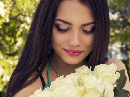 Девушка брюнетка