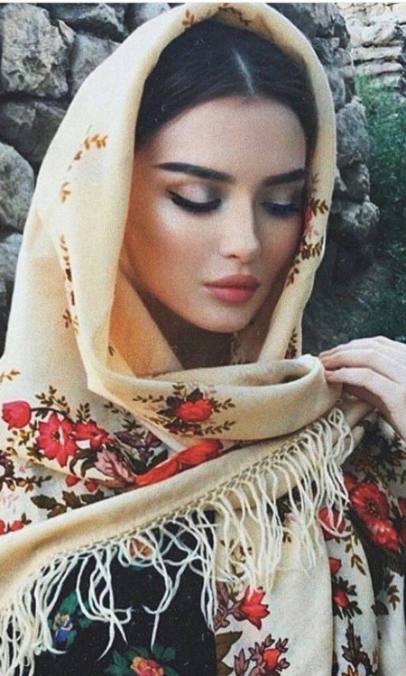 Женщина в платке