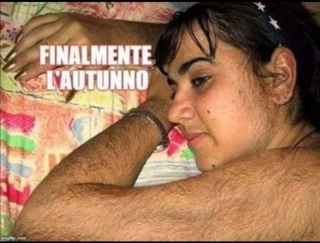 Девушка с волосатами рукам