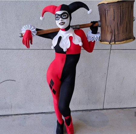 Харли Квинн в костюме шута