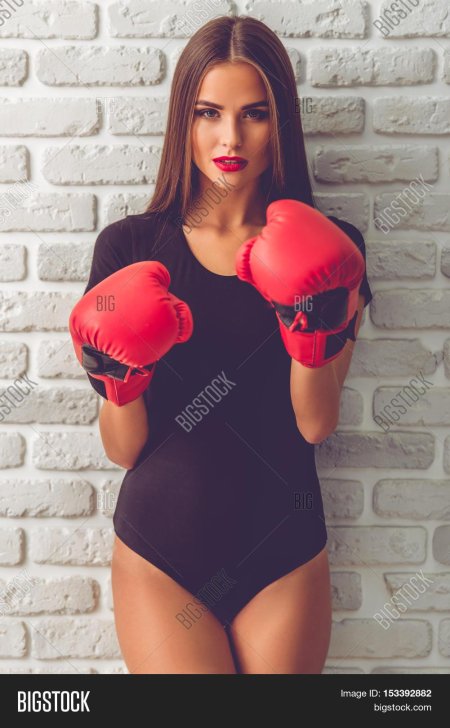 Девушка в боксерских перчатках