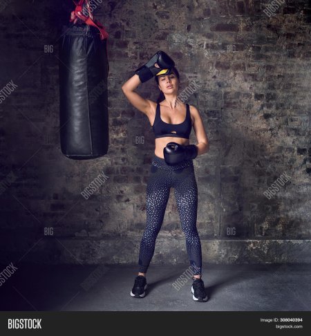 Девушка с боксерской грушей