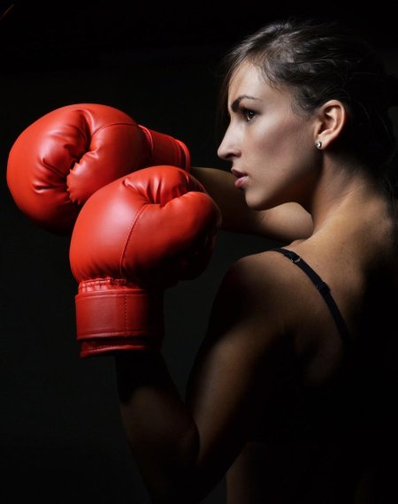 Женщина в боксерских перчатках