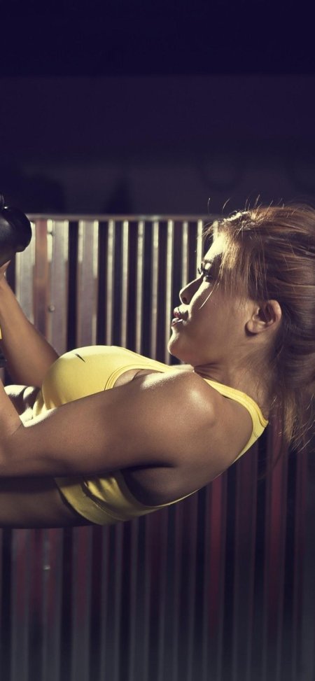 Заставка на айфон спортивная девушка