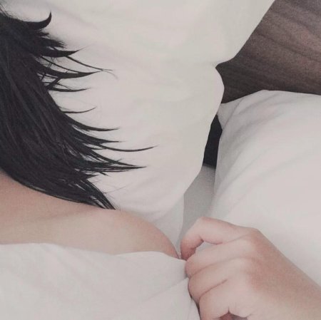 Девушка с каре в кровати