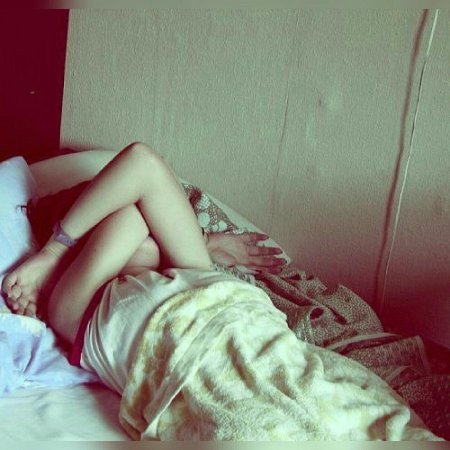 Девушка в кровати без лица