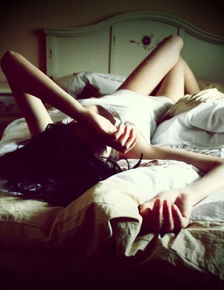 Девушка брюнетка в постели