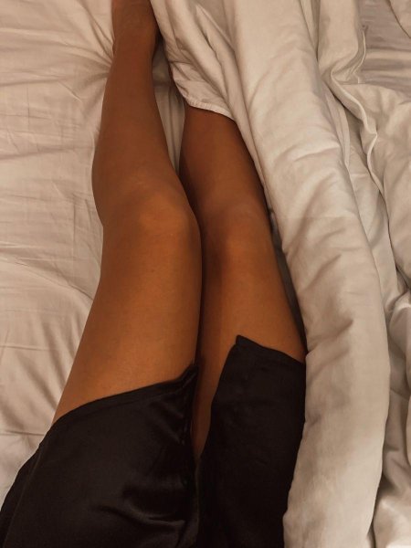 Белые ножки девушек в постели