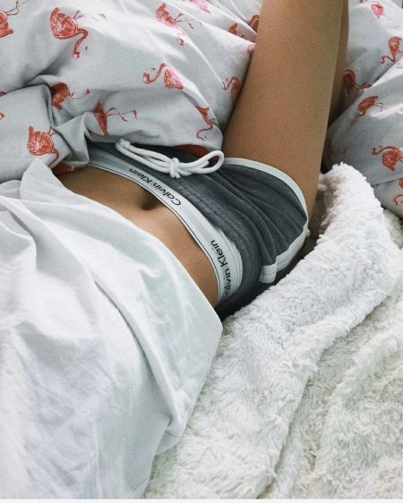 Девушка в пижаме без лица на кровати