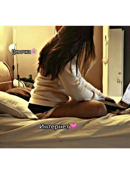 Красивые девушки на кровати