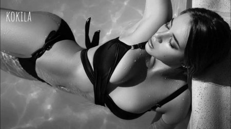 Красивая девушка в бассейне