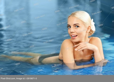 Блондинка в джакузи