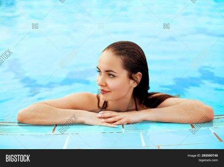 Девушка в бассейне