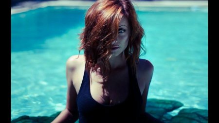 Рыжая девушка в купальнике