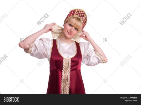 Девушка в сарафане и кокошнике