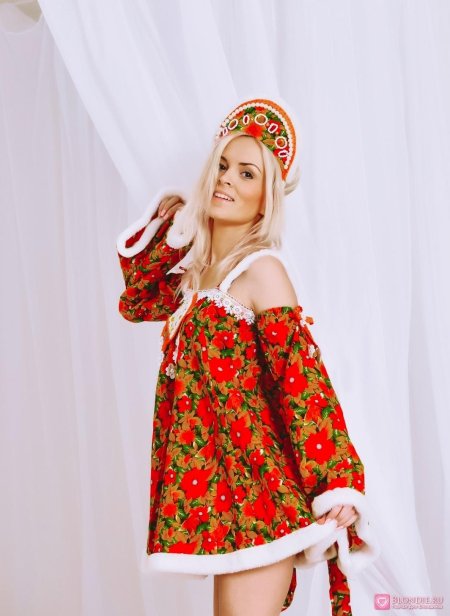 Девушка в сарафане и кокошнике