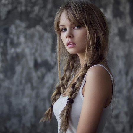 Анастасия Щеглова с косичками