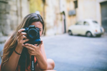 Девушка с фотоаппаратом