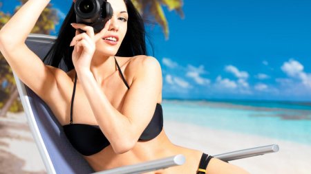 Девушка с фотоаппаратом в купальнике