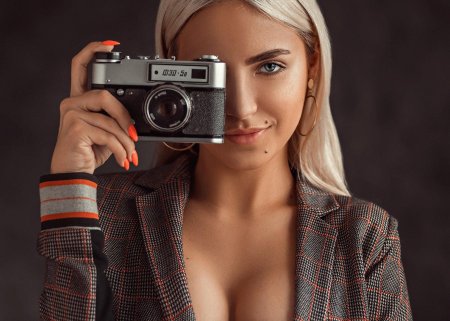 Женщина фотограф