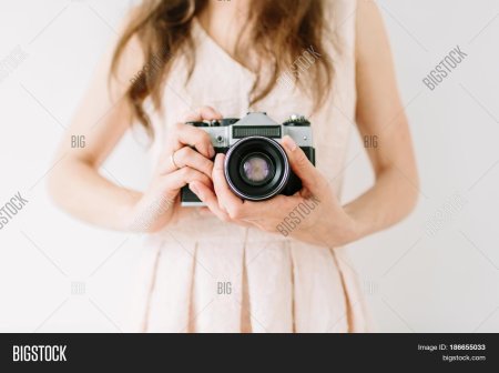 Девушка с камерой в руках