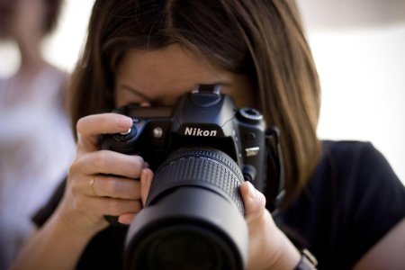 Девушка с фотоаппаратом