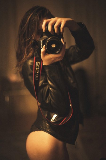 Девушка с фотоаппаратом