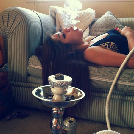 Девушка с кальяном