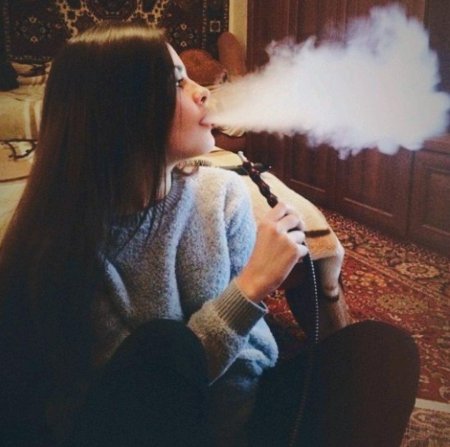 Девушка с кальяном