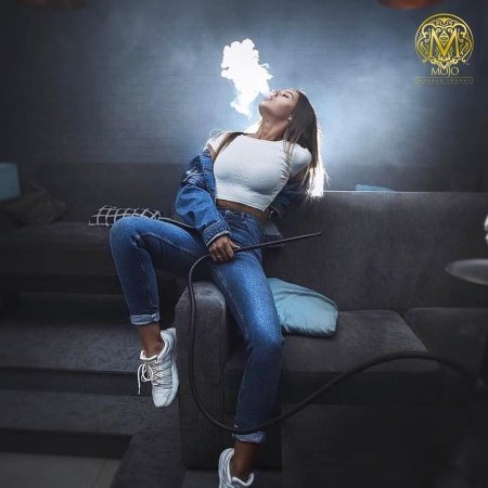 Девушка с кальяном