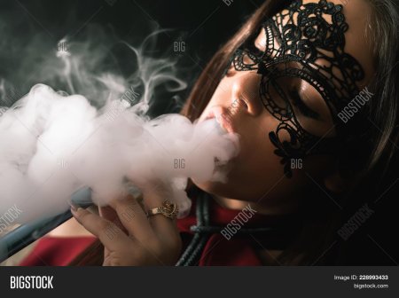 Девушка с кальяном