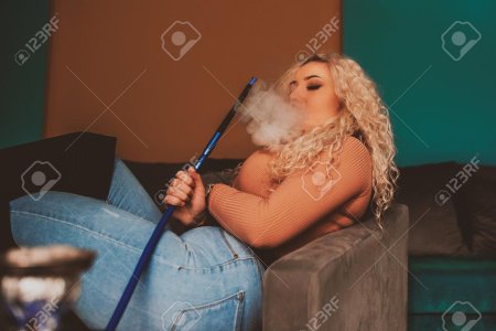 Блондинка курит кальян