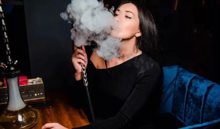 Девушка с кальяном