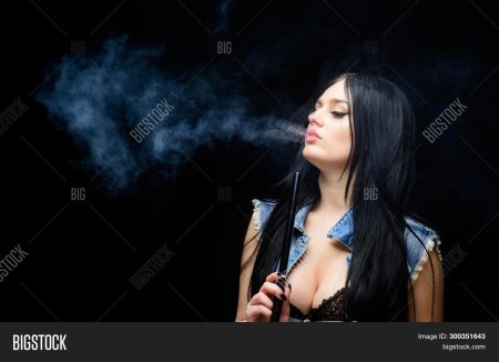 Девушка с кальяном