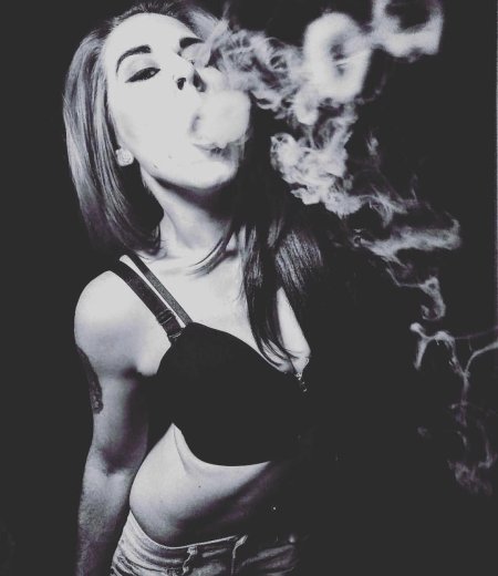 Красивая курящая девушка