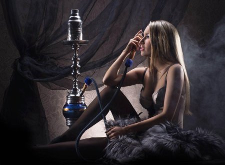 Девушка с кальяном