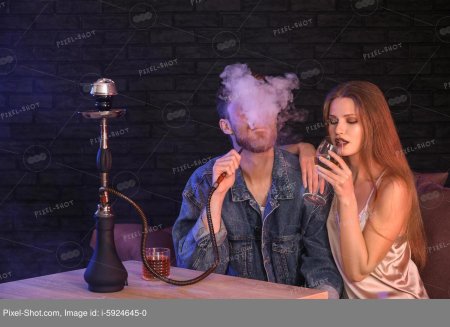 Парень курит кальян