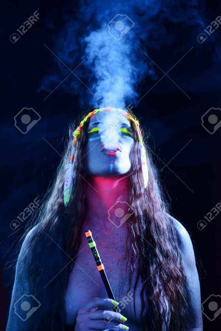 Девушка с кальяном