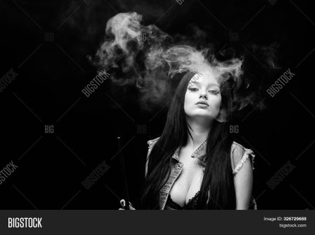 Девушка ВЕЙПИТ