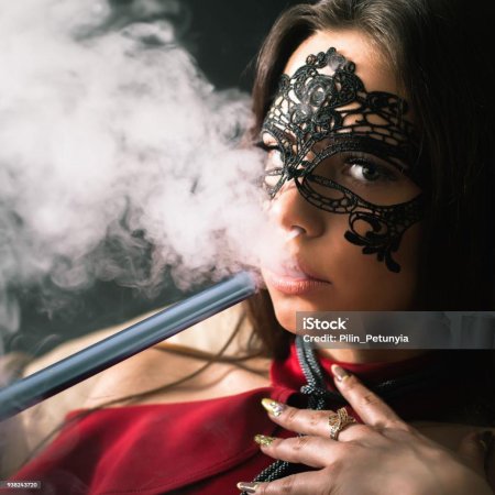 Девушка в маске с дымом