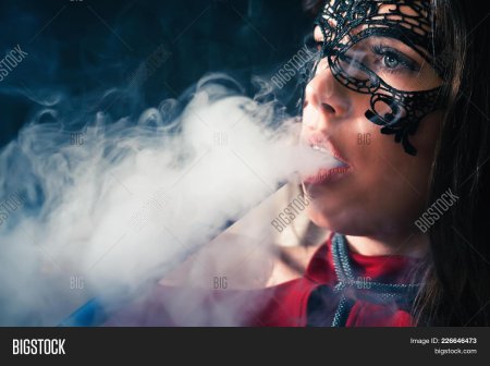 Девушка в маске с дымом