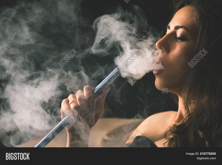 Красивые девушки курят кальян