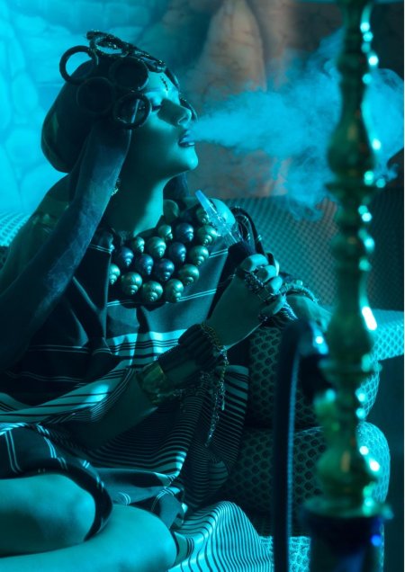 Девушка с кальяном