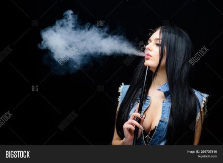 Гламурная брюнетка