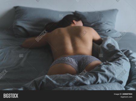 Голая спящая девушка