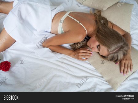 Прокрался к спящей девушке