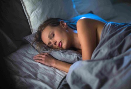 Девушка спит